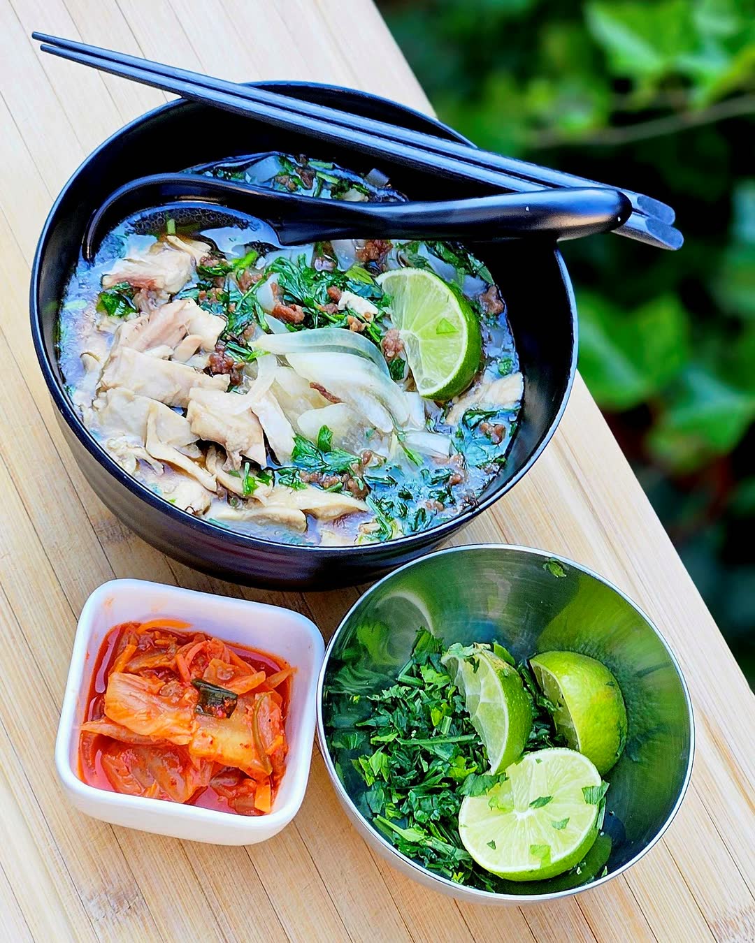 Bistra pileća supa s tanjirićem kimchija